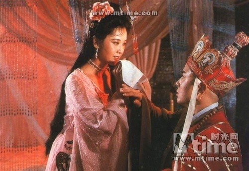 Đây là trang phục gợi cảm nhất của Tây lương nữ vương khi bày tỏ tình cảm với Đường Tăng, môt tấm tựa hồ yếm đào hơi trễ vai và áo choàng mỏng khoác ngoài. Nữ diễn viên đóng Nữ vương - Chu Lâm cũng là người đẹp nhất đoàn làm phim 1986.